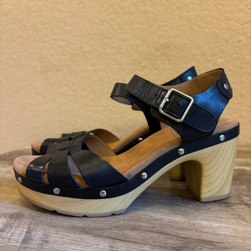 Clarks Ledella Trail Strappy Sandal Black Leather Upper - Picture 2 of 11